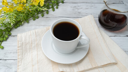 白い木目テーブルの上のコーヒー