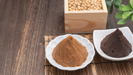 大豆と味噌｜日本の赤みそと米こうじ味噌　比較イメージ