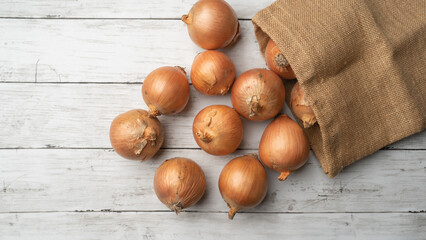 白い木目テーブルの上の玉ねぎ