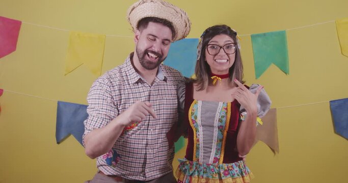 Brazilian couple, dressed in Junina party clothes, S&atilde;o Jo&atilde;o party. Protocol scenes.