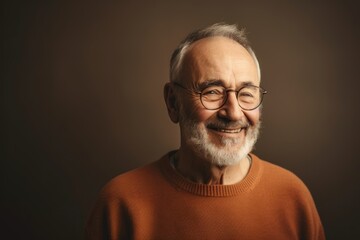 Obraz premium Portrait of a senior man with glasses on a dark background.