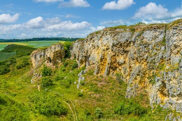 Der Steinbruch Goldberg am Rande des Rieskrater im UNESCO Global Geopark Ries