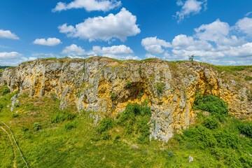 Der aufgelassene Steinbruch Goldberg, ein Naturdenkmal im UNESCO Global Geopark Ries