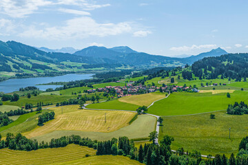 Fototapeta na wymiar Ausblick auf die Region Oy-Mittelberg im Allgäu, Blick nach Faistenoy und zum Grüntensee