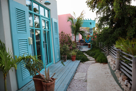 Travel to an Aruba resort by the ocean