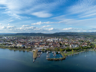 Luftbild der Stadt Radolfzell am Bodensee mit dem Wäschbruckhafen