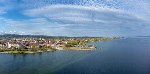 Obraz premium Luftbild der Stadt Radolfzell am Bodensee mit der Halbinsel Mettnau