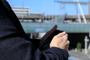 女性　屋外　立っている　ビジネス　イメージ	