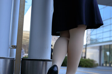 女性　屋外　立っている　ビジネス　イメージ	