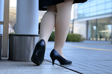 女性　屋外　立っている　ビジネス　イメージ	