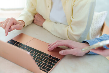 パソコンを教える手元