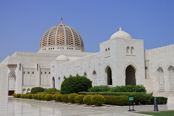 Die Kuppel der Großen Sultan-Qabus-Moschee in Muscat im Sonnenschein