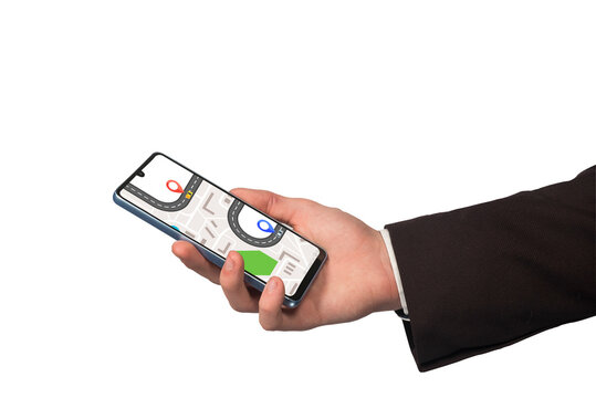 mężczyzna w marynarce szukający drogi na mapie w smartfonie.