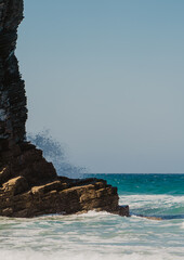 una hola chocando contra un acantilado © Carlos