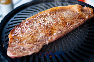 和牛ステーキ肉を焼く