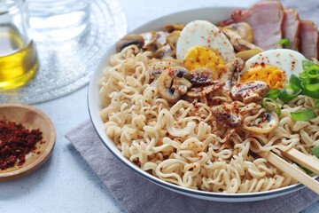 A bowl with ramen, an Asian noodle soup	