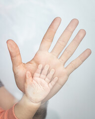Retrato padre e hijo, manos en cristal, concepto paternidad