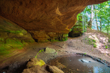 Naturdenkmal Untere Bärenhöhle am Rodalber Felsen-Wanderweg in Rodalben. Region Pfalz im Bundesland Rheinland Pfalz in Deutschland