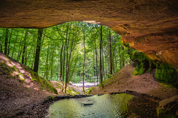 Naturdenkmal Untere Bärenhöhle am Rodalber Felsen-Wanderweg in Rodalben. Region Pfalz im Bundesland Rheinland Pfalz in Deutschland