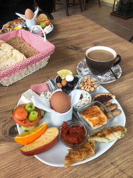 Tipa colazione Turca con vari ingredienti sia salati che dolci