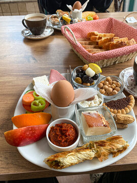 Tipa colazione Turca con vari ingredienti sia salati che dolci