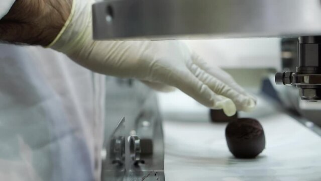 Conveyor line for the production of sweets.