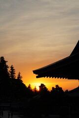 Fototapeta premium 成田山新勝寺、成田、千葉県、日本、なりたさん、しんしょうじ、お寺、成田山、新勝寺、寺、建築、建物、提灯、赤、大きい、三重塔、塔、カラフル、装飾、彫刻、カラー、色、塔、龍、ドラゴン、参拝、初詣、お参り、信仰、お祈り、願い事、観光、ツアー、旅、旅行、旅行者、 夕景、夕方、夕日、オレンジ、光、マジックアワー、シルエット、暗い、