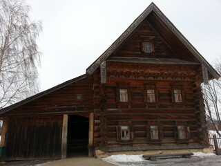 Fototapeta na wymiar old wooden house in winter