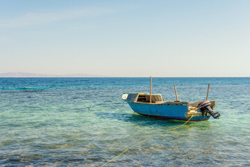 Fototapeta na wymiar Old wooden fishing boat in the red sea in egypt.