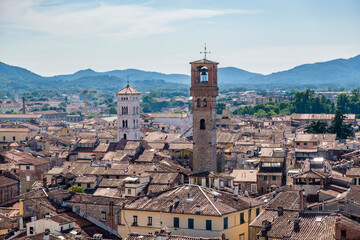 Obraz premium Blick auf den Uhrtum Torre delle Ore und auf die Kirche San Michele in Foro, Lucca, Toskana, Italien
