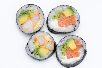 Izolowane Sushi futomaki na białym tle