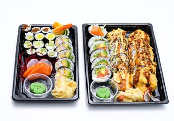 Sushi box na wynos w pojemnikach na białym tle © Paweł Kacperek