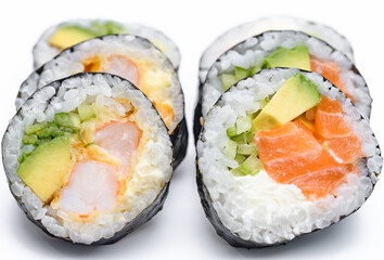 Izolowane zrolowane kawałki sushi © Paweł Kacperek