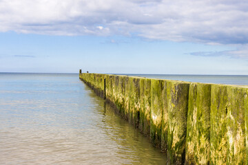 Meeresk&uuml;ste mit Wellenbrechern