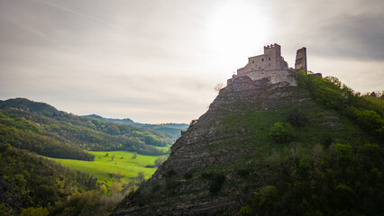 Obraz premium A castle between the mountains