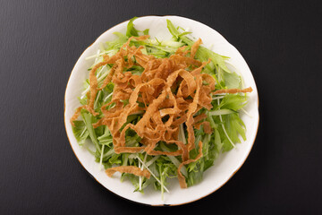 春巻きの皮　水菜とキュウリのパリパリサラダ