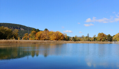 Lago con embarcadero