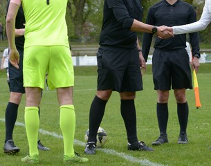 Fototapeta premium le check ou fist bump entre les joueurs et arbitre au football 