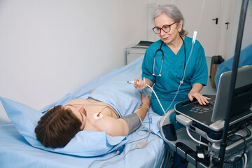 Obraz premium Young man on a consultation with a cardiologist