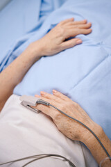 Obraz na płótnie Canvas Elderly woman lies on a hospital bed incardiology department
