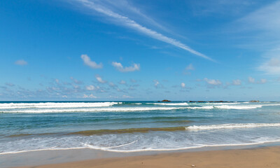 Obraz premium Nature landscape view of beautiful tropical beach and ocean in sunny day with blue sky.