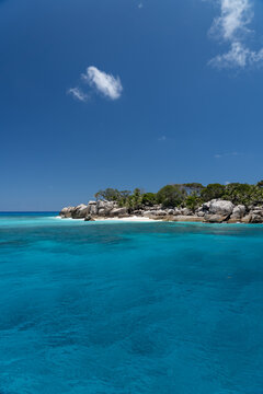 Félicité, Seychellen, hochkant, vom Wasser aus fotografiert.