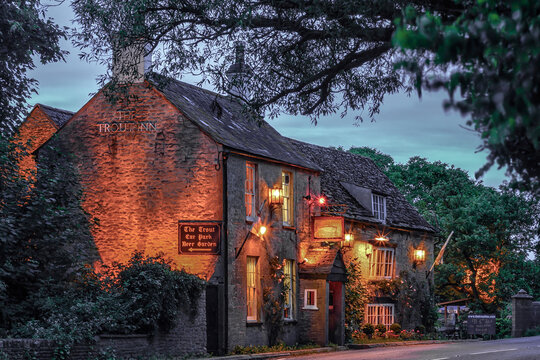 LECHLADE, GLOUCESTERSHIRE - JULY 04, 2008:  Exterior view of the Trout Inn Pub on Farringdon Road at dusk