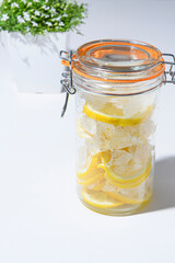 輪切りのレモンと氷砂糖
