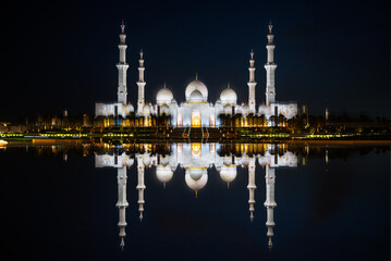 Fototapeta na wymiar Mosque Sheik Zayed, Abu Dhabi at night