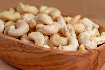 Cashewkerne in einer Holzschale