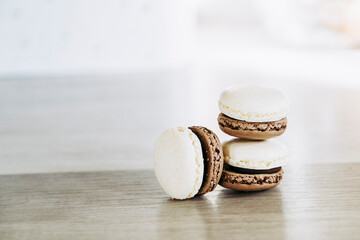 Assortiment de macarons colorés au chocolat vanille - Arrière plan coloré confiserie	