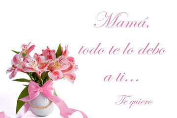Mother's Day greeting card with a small white vase with lilies in different shades of pink and a big pink ribbon with a text in Spanish that says 