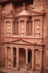 Obraz premium View of the Al-Khazneh Palace or Treasury in Petra, Jordan.