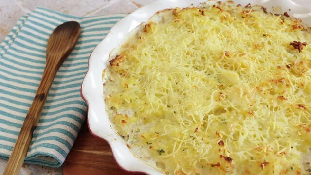 plat de brandade de morue, en gros plan, sur une table